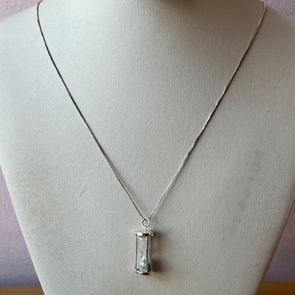 VINTAGE HOURGLASS SAND CLOCK PENDANT CHAIN NECKLACE SILVERTONE METAL VERY UNIQUE - Picture 5 of 16